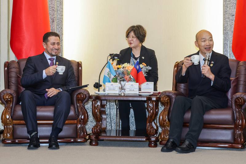 立法院長韓國瑜（右）18日下午在立法院接見瓜地馬拉共和國國會議長羅慕斯（Nery Abilio Ramos y Ramos）（左）訪團，韓國瑜致詞表示，瓜地馬拉與台灣簽訂自由貿易協定後，雙方的貿易數字激增，而且台灣人每喝的10杯咖啡中，大概有1杯就是瓜地馬拉所製造