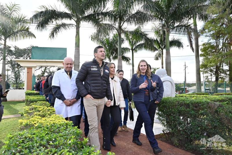 貝尼亞總統偕第一夫人蕾蒂西亞參觀醫院，了解其關懷弱勢的醫療理念