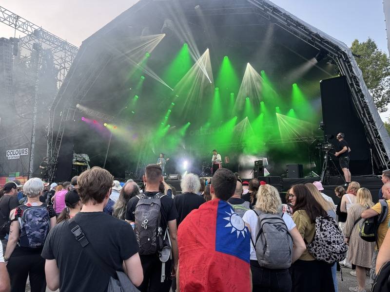 阿美族迷幻搖滾樂團「漂流出口」在捷克最大多元音樂節Colours of Ostrava演出。現場有德國觀眾披中華民國國旗看表演