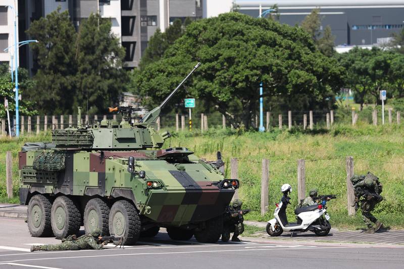 圖為「漢光41號」演習期間，陸軍269旅在新北市八里區實施縱深防禦暨持久作戰，國軍士兵模擬進行傷兵後送演練