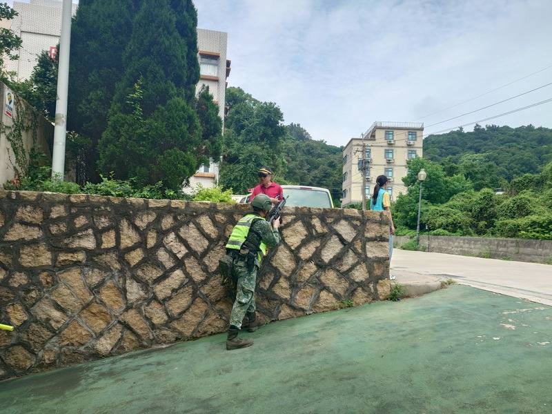 連江縣2025城鎮韌性（防空）演習18日登場，馬防部官兵全副武裝，於警報響起後在指定疏散處所、馬祖高中地下停車場前持槍保護避難民眾