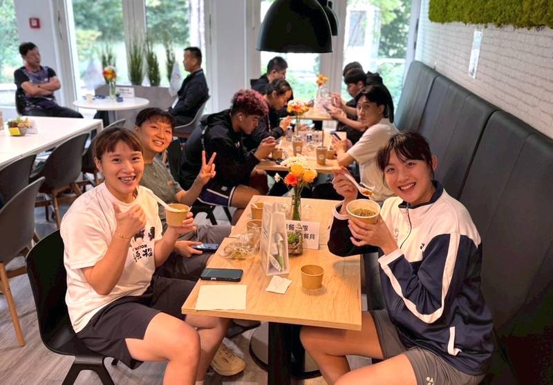 台灣選手在德國世大運萊茵魯爾中華隊中繼站用餐，享用充滿台灣味的餐點時，露出開心笑容