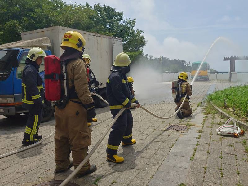 連江縣18日舉行2025城鎮韌性（防空）演習，在馬祖高中校內模擬港務大樓遭敵方縱火、人員受傷等戰災搶救作業，警消單位進場後布水線滅火