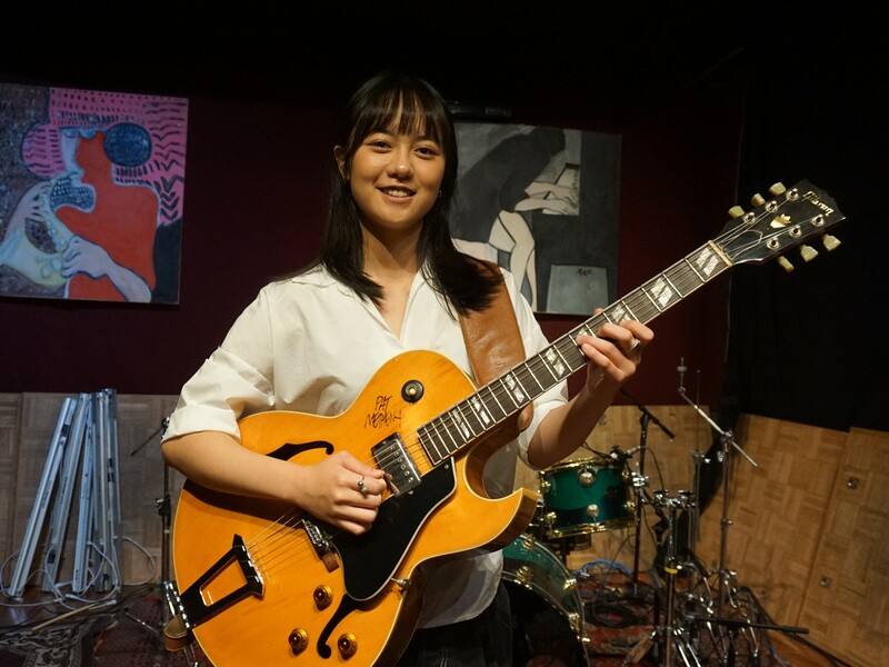 台灣歌手陳芃瑄（圖）身兼主唱與吉他手，在加州的爵士樂現場演出，受到美國主流媒體注意