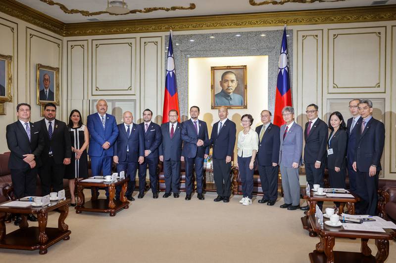 瓜地馬拉共和國國會議長羅慕斯（Nery Abilio Ramos y Ramos）（左8）率團來台訪問，立法院長韓國瑜（右8）18日在立法院接見訪問團一行，會前雙方合影留念
