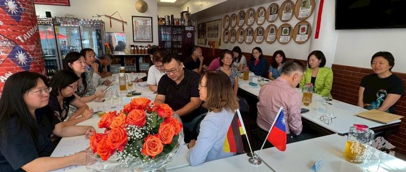 僑領們熱烈交流互動，共同策劃僑社傳承與國家發展策略