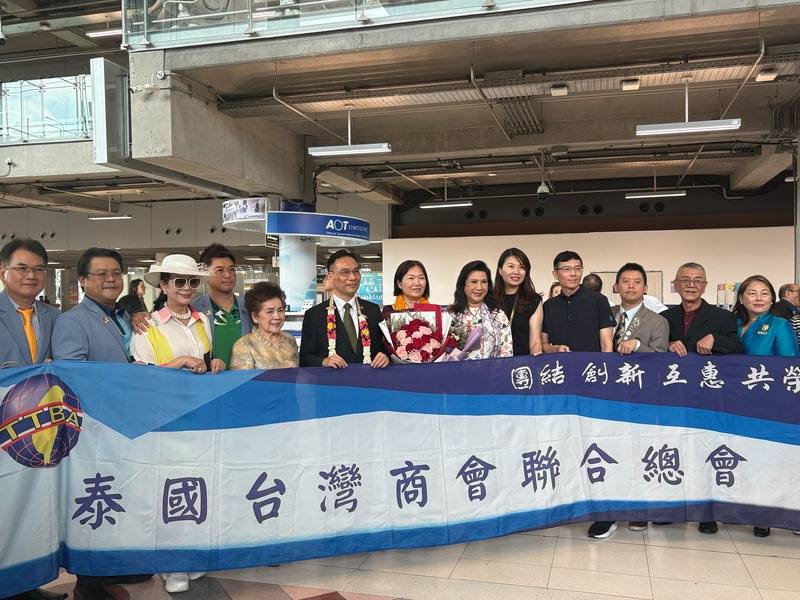 新任駐泰代表藍夏禮（左6）20日抵達泰國履新，台商和僑界領袖在曼谷蘇凡納布國際機場歡迎藍夏禮