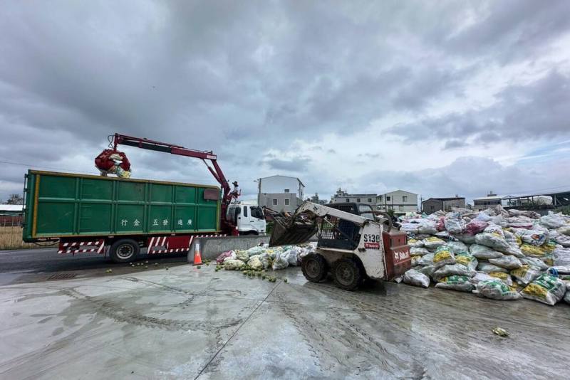 颱風丹娜絲造成台南文旦柚落果嚴重，市府農業局與各單位合作動員機具協助清運，近2萬公噸落果已接近清運完成
