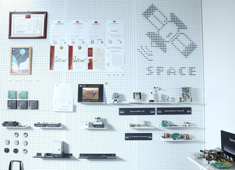 張量科技專注於提供衛星運動控制解決方案，客戶遍布歐洲、美國、日本、韓國及印度