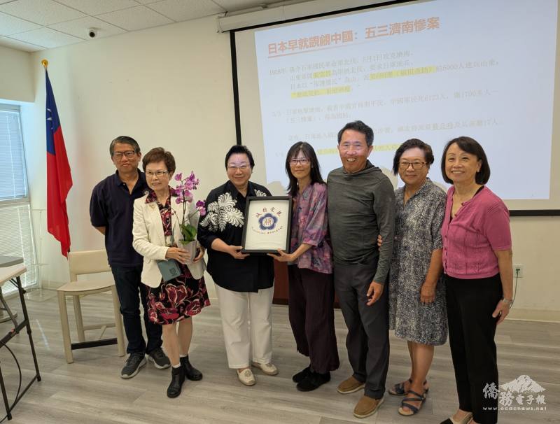 政大校友會展卷社幹部及中華聯誼會理事長毛小苓(左2)贈禮物給郭岱君(左3)