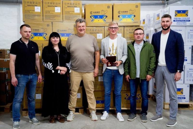 台灣華新醫材集團與康匠製造股份有限公司共同捐贈的100萬片可回收醫療口罩近日抵達烏克蘭，協助運送的愛沙尼亞國會友台小組主席裴克多（右3）、烏克蘭日托米爾州州長布內奇科（左3）、烏克蘭國會烏克蘭—愛沙尼亞友誼小組主席普什卡倫科（Arsenii Pushkarenko）（右2）出席捐贈儀式