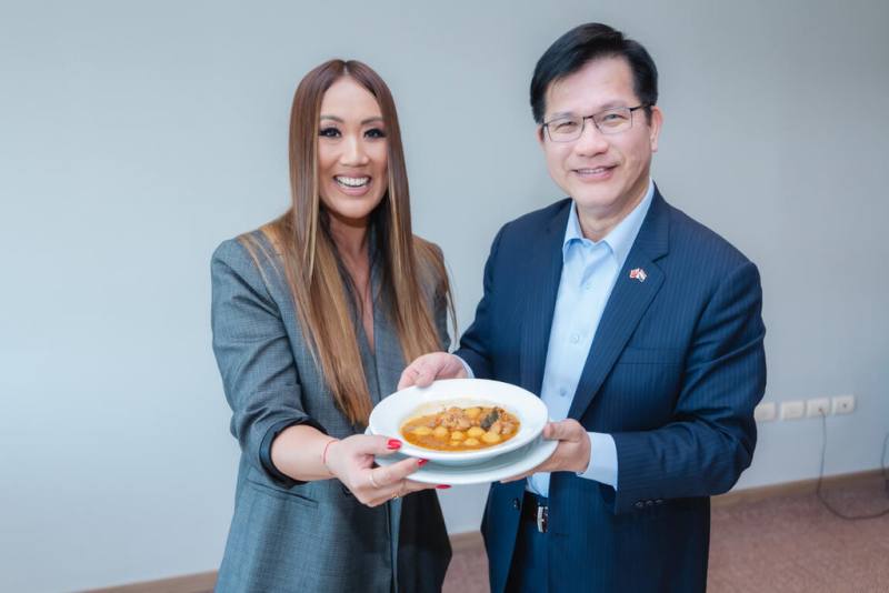 外交部長林佳龍（右）日前訪巴拉圭期間，接受當地網紅Yolanda Park（左）招待道地美食，傳遞對台灣的心意