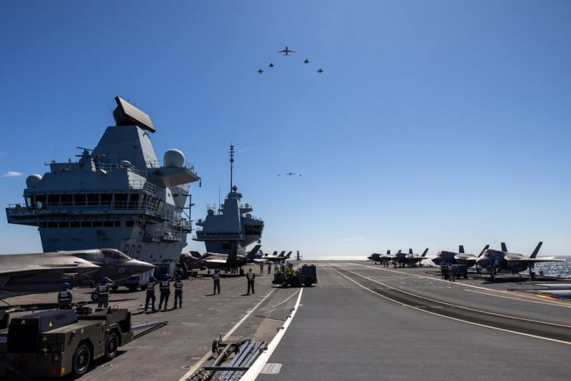 規模刷新紀錄的澳洲「護身軍刀」聯合軍演13日登場，集結19國約3萬5000名官兵，英國在其中扮演要角，且是首次以多國組成的航空母艦打擊群編隊參與。圖為軍演正式登場前，澳洲、美國、英國軍機11日編隊飛越英國「威爾斯親王號」航艦