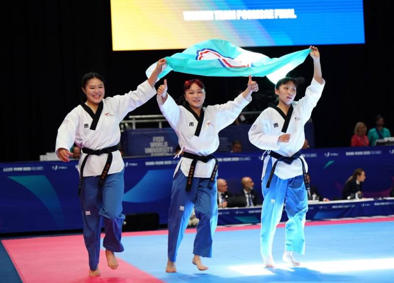 德國萊茵魯爾世大運台灣女子跆拳道品勢好手陳歆雅（左起）、楊長螢、郭彥妤在團體決賽以8.849的高分摘金