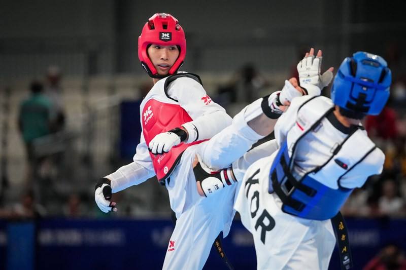 Taiwan's Huang Ying-hsuan (in red) battles Korea's Kim Yun-seo (in blue) at the women's under-46 kilogram taekwondo kyorugi event at the 2025 Summer World University Games in Germany on Saturday.