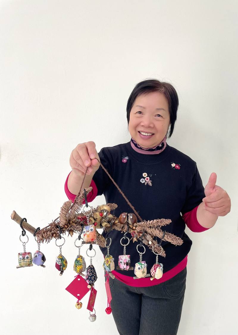 葉瑞珠校長親手製作貓頭鷹吊飾送給孩子，象徵每個孩子都是獨特的個體