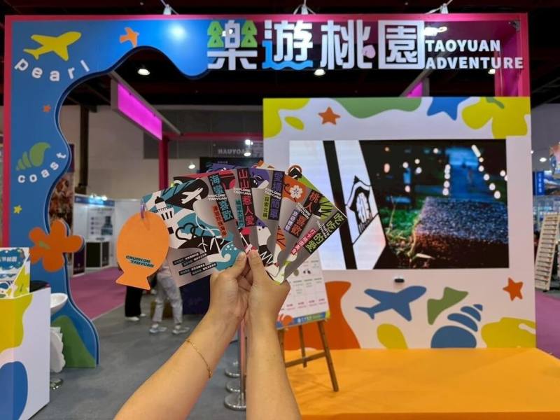 桃園市政府觀光旅遊局推出5款觀光摺頁，跳脫傳統文宣形式，整體視覺設計以幾何拼貼與大膽色塊呈現，讓旅遊摺頁兼具實用性與收藏價值，更創新導入「潮流掛飾」概念，每款摺頁都搭配專屬造型吊卡