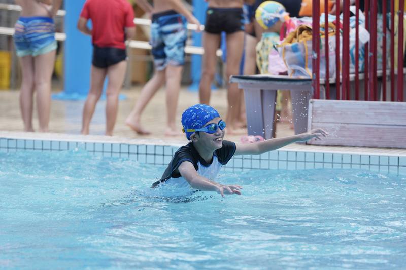 炎炎夏日，戲水消暑，國健署提醒，家有1至4歲溺水高風險族群，家長要特別留意，保持一手臂可及的安全距離