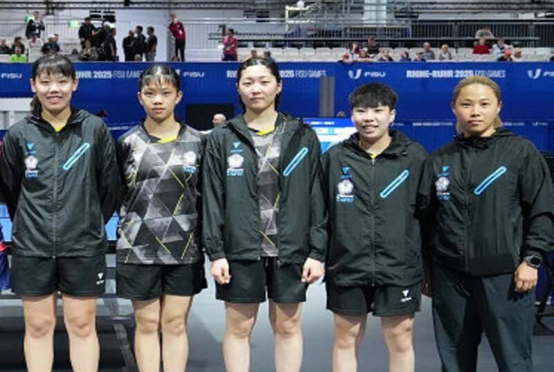 Taiwan's Huang Yu-Chieh (黃愉偼), Cheng Pu-syuan (鄭樸璿), Chien Tung-chuan (簡彤娟), Tsai Yun-en (蔡昀恩) and their coach Lin Chia-hui (林佳慧).