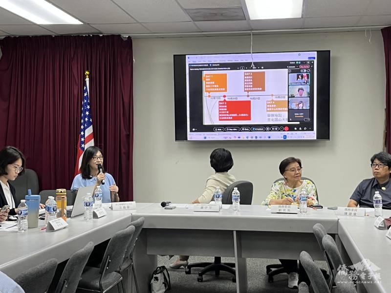 休士頓文教中心主任王盈蓉介紹僑務委員會議進行方式及中心議題