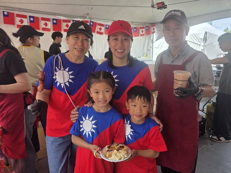 陳慈坊（左1）一家三代每年都在「素里多元文化節」的台灣攤位上烹製臭豆腐、香腸、車輪餅、珍珠奶茶等台式小吃，用美食打動國際友人的心和胃
