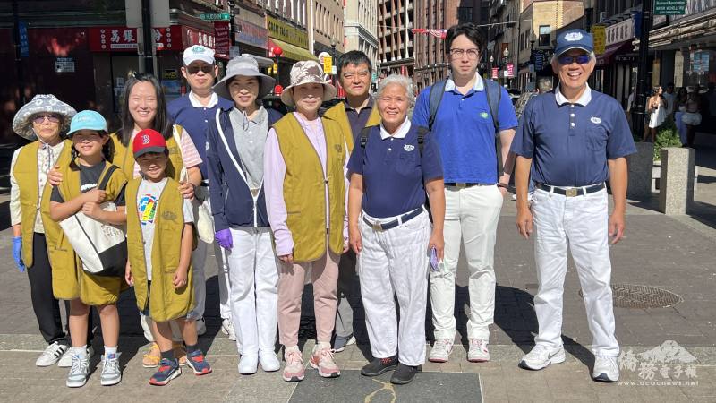 慈濟波士頓服務站負責人陳裕逢（右一）、李峰（右四）率領慈濟志工為波士頓華埠掃街