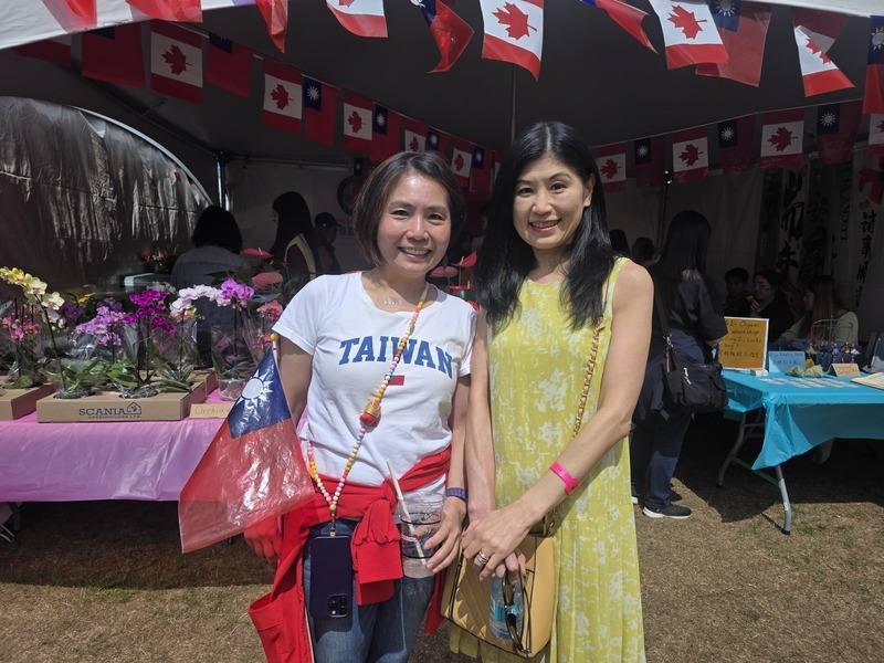 日本駐溫哥華副總領事Satomi Okagaki（右）到台灣攤位捧場，稱非常喜歡台灣。駐溫哥華經濟文化辦事處長劉立欣（左）也表示，「素里多元文化節」每年有數十個國家擺攤參與，成為文化交流的好場所