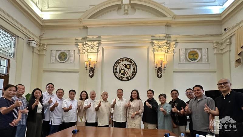 駐菲律賓代表處大使周民淦（右八）拜會宿霧省政府，與省長Pamela Baricuatro（右七）合影