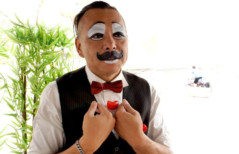 表演者Mimofatguy在受訪時表示，他想當一個有名字的人味小丑，並分享從魔術師轉而當小丑的原因，在於想直接聽到觀眾的笑聲，拋接能量，讓他樂此不疲