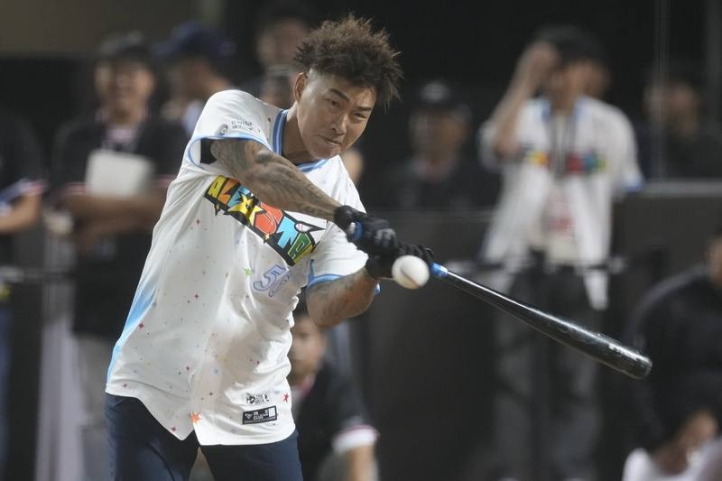 中華職棒明星賽持續在台北大巨蛋登場，20日賽事開打前，前旅美左投郭泓志（圖）驚喜現身，在公益全壘打大賽擊出一發全壘打