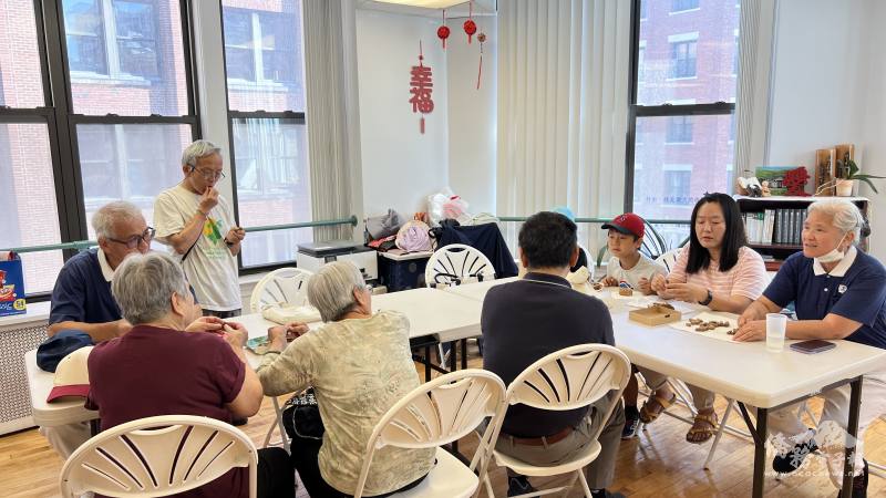 掃完街，志工們在慈濟波士頓服務站休息聚會。