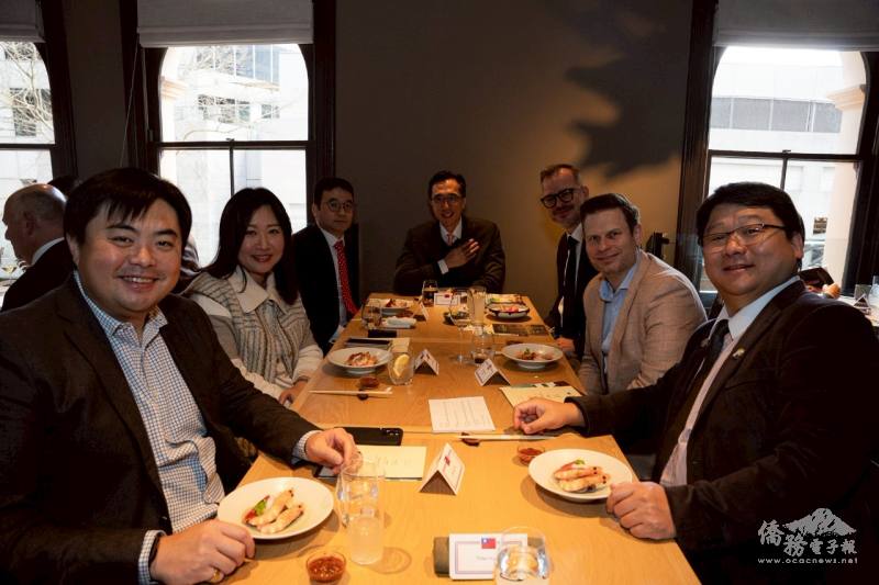 活動現場貴賓合影。左一為澳洲臺灣商會前會長吳鎧圳，中為駐澳大使徐佑典，右一為澳洲臺灣商會現任會長黃教庭。