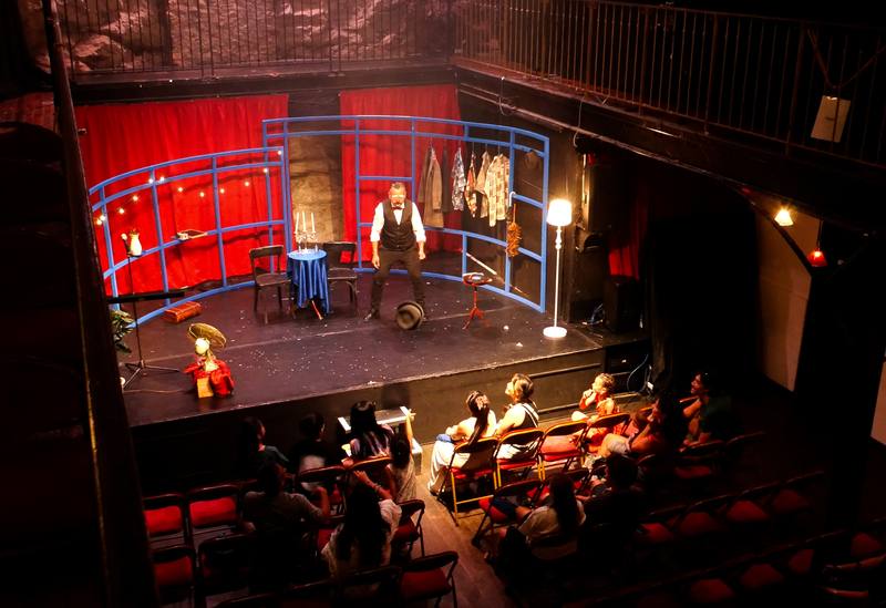 「愛情烏托邦」正於法國外亞維儂藝術節中的知更鳥劇院演出。舞台場景懷舊，背景是二戰時期的電影配樂與紀錄片聲音，在小丑與觀眾的嬉鬧互動中，溫暖展開愛情與人生