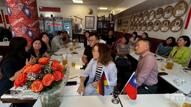 行政院傅佩芬政務顧問(左1)提出寶貴建言