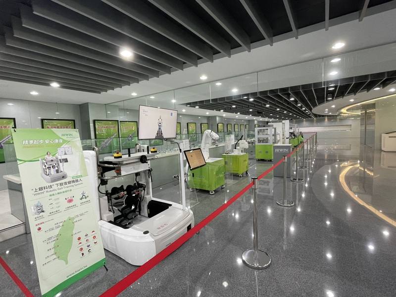 台灣AI機器人產業大聯盟將於22日舉行成立大會，台灣廠商力拚關鍵供應鏈角色。圖為上銀台中總部展示機器人應用方案一隅