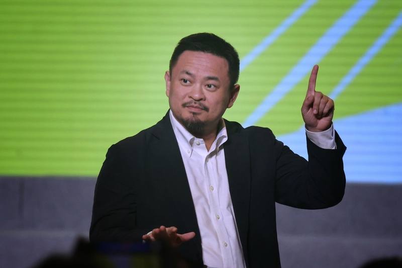 80歲以上聘僱外籍看護免經醫療評估，最快7月底上路，民團憂心有移工不續約等跳槽。勞動部長洪申翰（圖）20日表示，已與相關單位討論配套，但衝擊可能仍存在