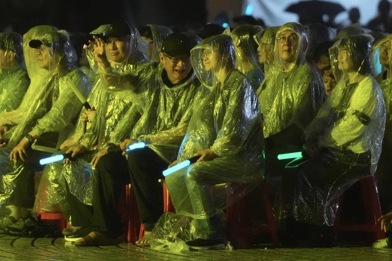 紙風車2025客家親子劇「燈怪」19、20日晚間7時在國家兩廳院藝文廣場演出，客委會主委古秀妃（前排右）冒雨看戲