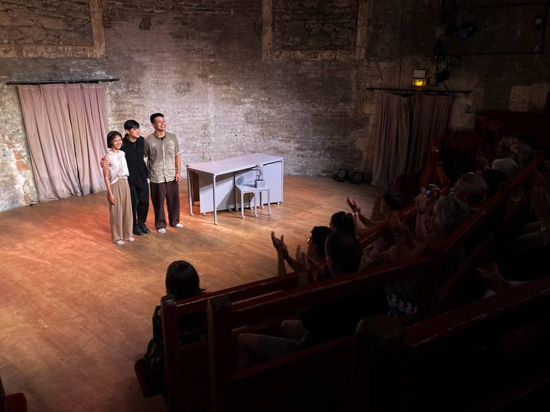 翃舞製作表演「推拉」在謝幕時向絲品劇院中的觀眾致謝。翃舞製作總監暨編舞者賴翃中（黑衣者）表示，寫實而明確的潛台詞不是他的創作方式，盼舞作為觀眾保留閱讀空間