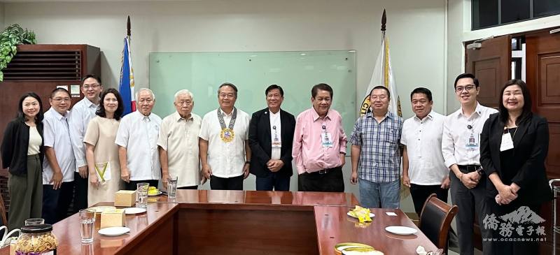 駐菲律賓代表處大使周民淦（左七）拜會宿霧市政府，與市長Nestor Archival（右六）、副市長Tomas Osmeña（右五）合影留念