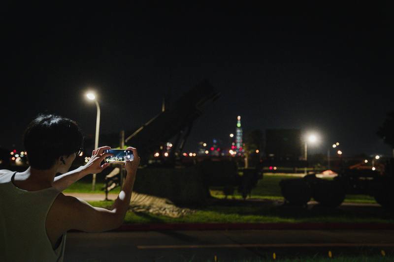 國軍漢光41號實兵演習18日落幕，圖為空軍愛國者飛彈發射車16日深夜放列於北市美堤河濱公園，一旁運動的民眾駐足拿手機拍攝