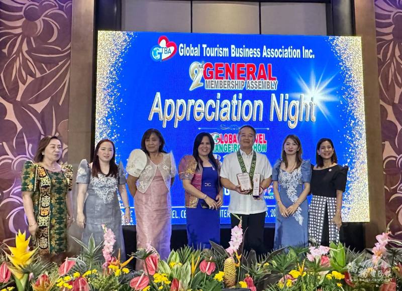 周民淦與菲律賓觀光業界人士親切交流