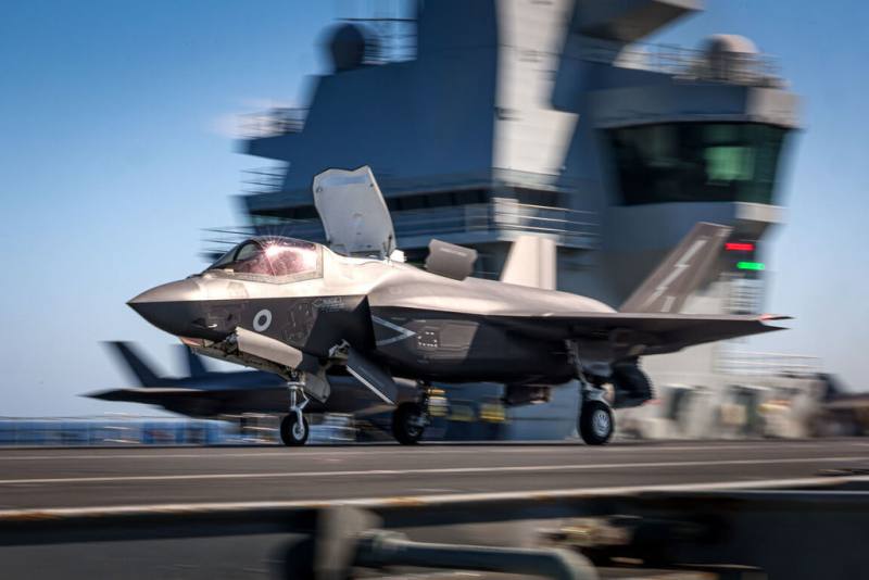 正在印太區域活動的英國「威爾斯親王號」航空母艦打擊群總計搭載創紀錄的24架第5代匿蹤戰機F-35B。圖為一架F-35B於15日澳洲「護身軍刀」19國聯合軍演期間，準備自「威爾斯親王號」起飛