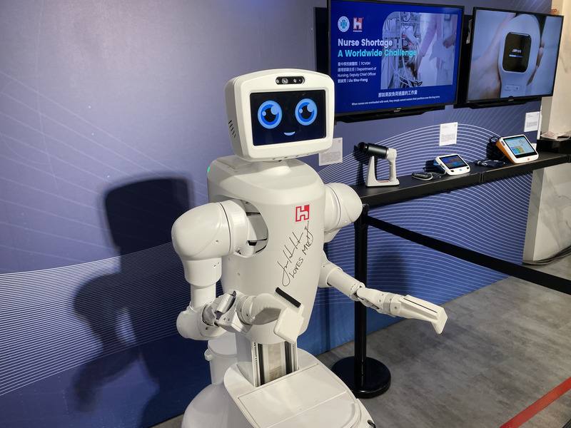輝達（NVIDIA）看好人形機器人發展前景，台廠包括鴻海集團等，與輝達合作布局機器人自動化軟硬體整合方案。圖為鴻海自力開發的AI護理機器人Nurabot