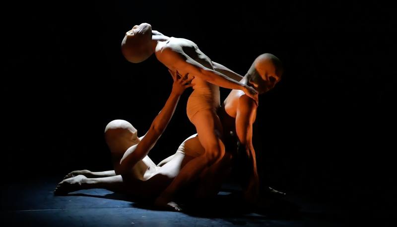 舞團「身體處方」正代表台灣，於7月5日至26日在法國外亞維儂藝術節演出「㒩」。㒩意為「裸」，指遍體無毛的動物，如生命最初與最後的模樣。3名近乎赤裸的舞者以不分開、相互交疊的方式，詮釋一隻循環生長的巨獸，如科幻創世紀場景，以原始力撫慰生死課題