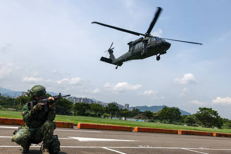 圖為漢光41號演習期間，陸軍航空601旅執行陸航直升機油彈再整補作業