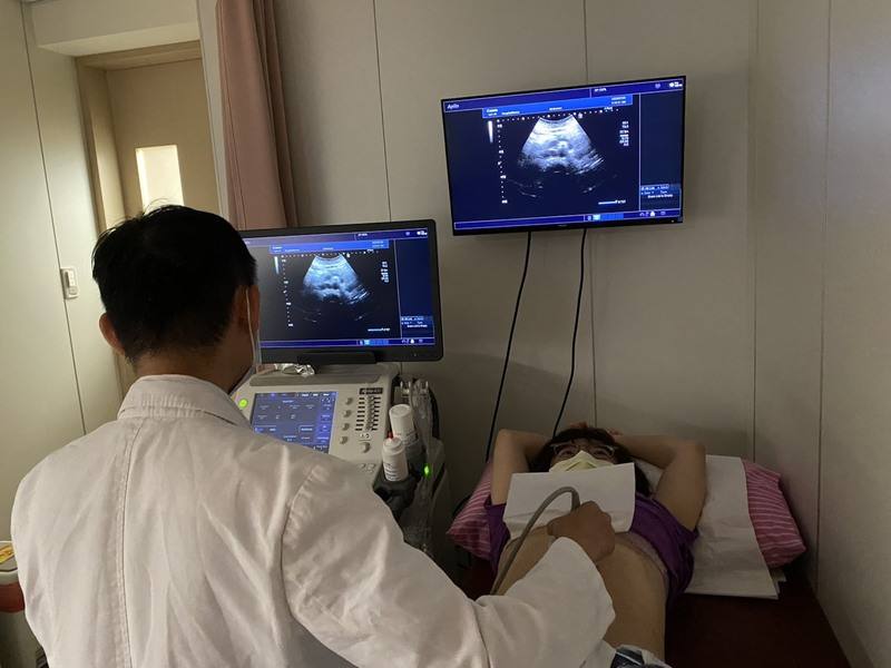 醫師指出，肝臟內部沒有痛覺神經，肝病患者不容易察覺肝臟出問題，腹部超音波檢查的出現，扭轉了「肝癌總是發現太晚」悲劇，但至今台灣初診斷為早期肝癌比率仍偏低，僅占整體44%