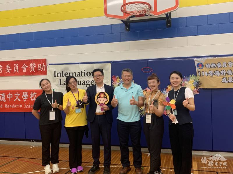多倫多文教中心主任藍柏青(左三)、文化巡迴老師吳佩芹與吳宇婷(左一及右二)、文化種子老師蕭凱瀛(右)與葛華琳(左二)及維德家長會長謝宏謨(右三)等合照