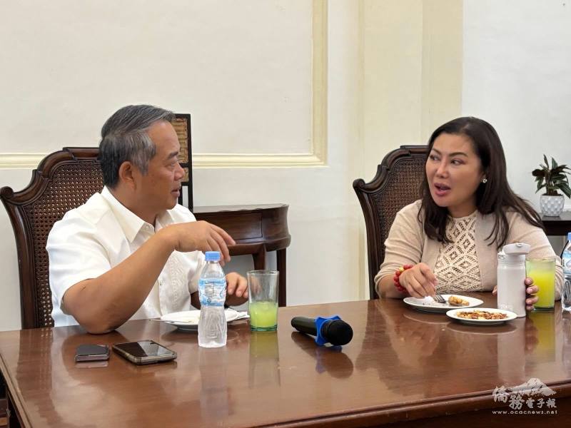 周民淦（左）與Pamela Baricuatro（右）討論未來合作方向