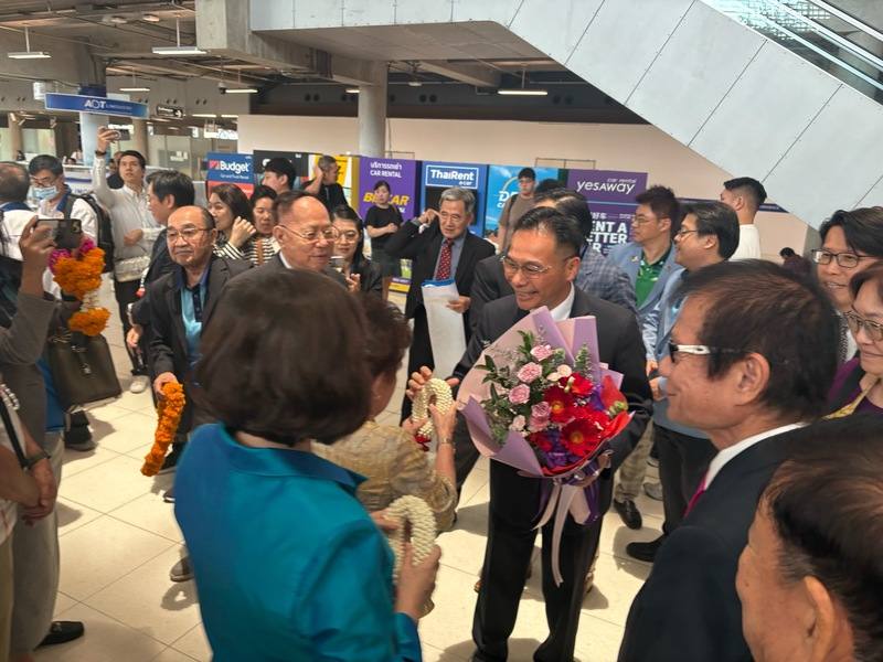 新任駐泰代表藍夏禮（手拿花束者）20日抵達泰國履新，在曼谷蘇凡納布國際機場和僑胞握手致意