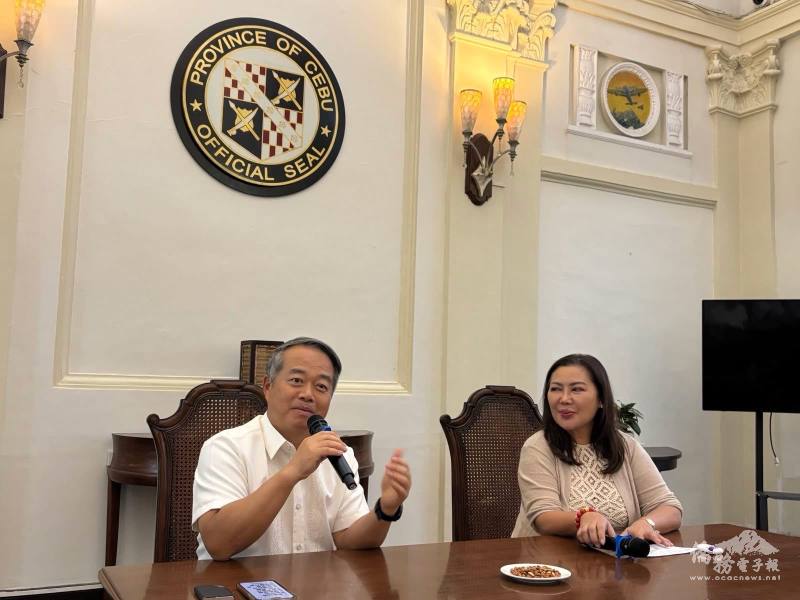 周民淦（左）與Pamela Baricuatro（右）在省政府大樓親切會談